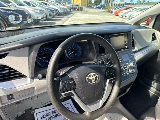 2020 Toyota Sienna LE Auto Access Seat