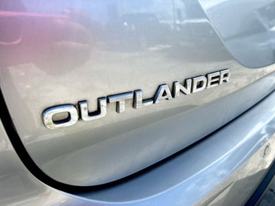 2022 Mitsubishi Outlander ES